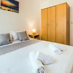Dream House Rajic Apartament *